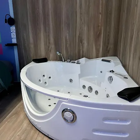 Capsule Safari - Jacuzzi - Nintendo Switch - Netflix & Cinema - Pouf Geant - Filet Suspendu *